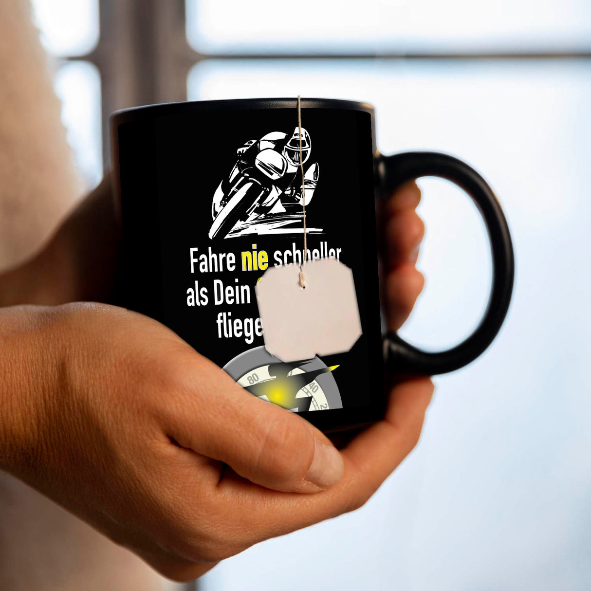 Motorradfahrer Tasse in Schwarz mit Spruch: Fahr nie schneller als dein Schutzengel!