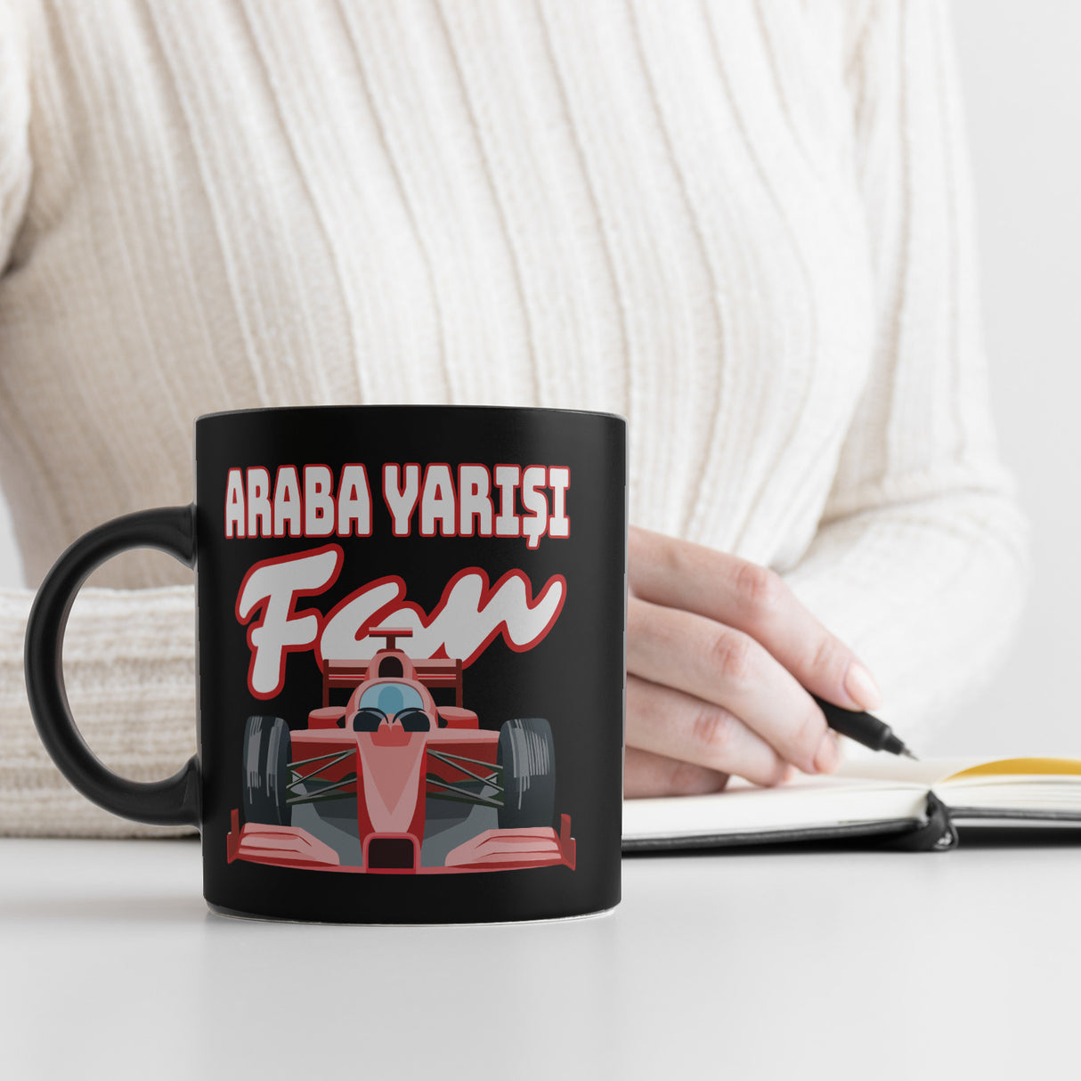 Sportwagen Tasse in Schwarz mit Spruch: Araba Yarisi Fan