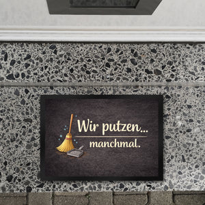 Besen Wir putzen... manchmal. Fußmatte in 35x50 cm Wohnzimmerdeko