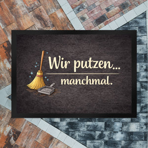 Besen Wir putzen... manchmal. Fußmatte in 35x50 cm Wohnzimmerdeko