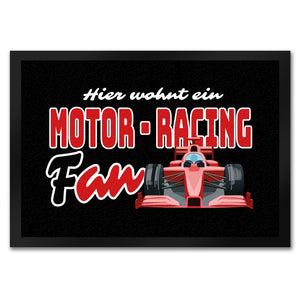 Sportwagen Fußmatte in 35x50 cm mit Spruch: Hier wohnt ein Motor-Racing Fan