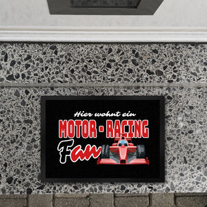 Sportwagen Fußmatte in 35x50 cm mit Spruch: Hier wohnt ein Motor-Racing Fan