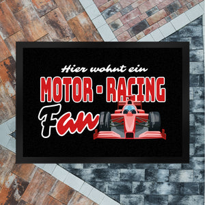 Sportwagen Fußmatte in 35x50 cm mit Spruch: Hier wohnt ein Motor-Racing Fan