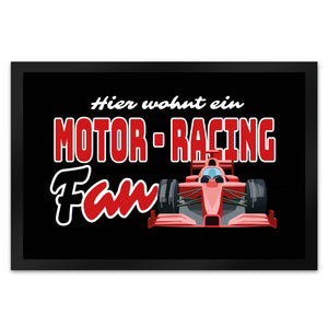 Sportwagen Fußmatte in 35x50 cm mit Spruch: Hier wohnt ein Motor-Racing Fan