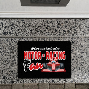 Sportwagen Fußmatte in 35x50 cm ohne Rand mit Spruch: Hier wohnt ein Motor-Racing Fan