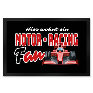 Sportwagen Fußmatte in 35x50 cm mit Spruch: Hier wohnt ein Motor-Racing Fan