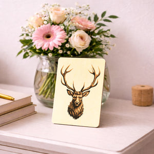 Hirsch mit prächtigem Geweih Postkarte aus Holz für Naturfans