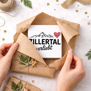 Griaß di im Zillertal! Holzbild in 10x10 cm zum Stellen oder Aufhängen mit Berglandschaft