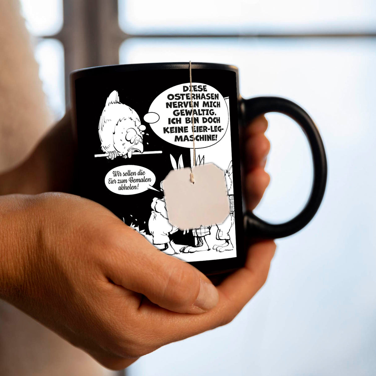 Osterhase und Huhn Tasse in Schwarz mit Spruch: Osterhasen nerven, keine Eier-Maschine!