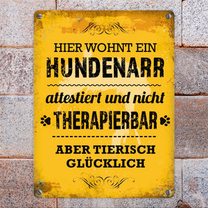 Metallschild mit Spruch: Hier wohnt ein Hundenarr - nicht therapierbar aber tierisch glücklich