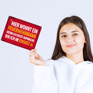 Metallschild mit Spruch: Hier wohnt ein Feuerwehrmann, ...