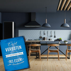 Metallschild mit Spruch: Kritik am Küchenpersonal ist verboten