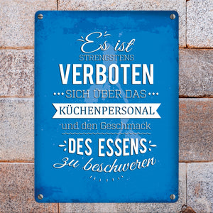 Metallschild mit Spruch: Kritik am Küchenpersonal ist verboten