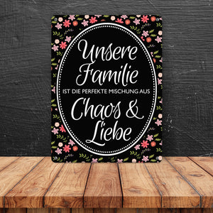 Metallschild mit Spruch: Unsere Familie ist die perfekte ...