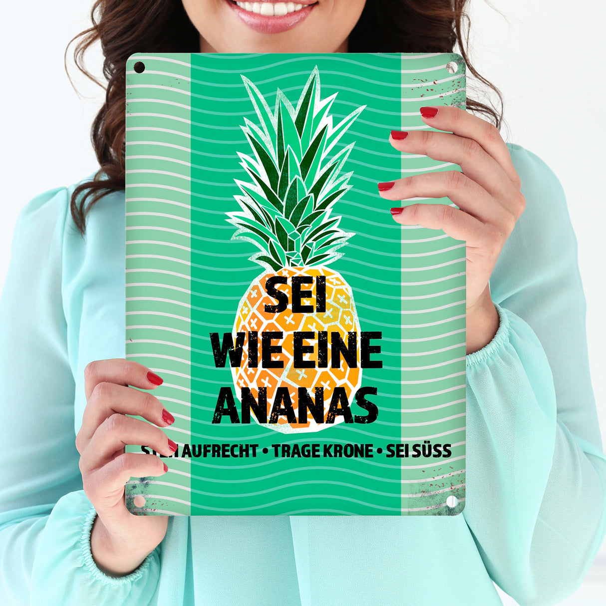 Metallschild mit Spruch: Sei wie eine Ananas