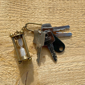 Sanduhr Schlüsselanhänger aus Messing