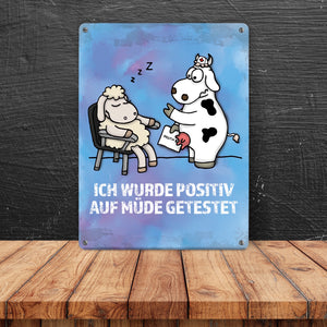 Metallschild mit Schaf und Kuh Motiv und Spruch: Positiv auf Müde getestet