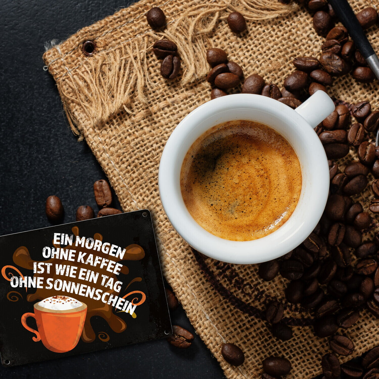 Metallschild mit Spruch: Ein Morgen ohne Kaffee ist wie ein Tag ohne Sonnenschein
