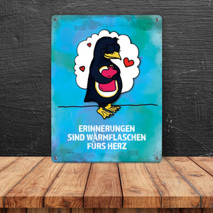 Metallschild mit Pinguin Motiv und Spruch: Erinnerungen sind Wärmflaschen ...