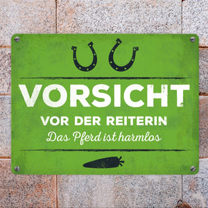 Metallschild mit Spruch: Vorsicht vor der Reiterin...