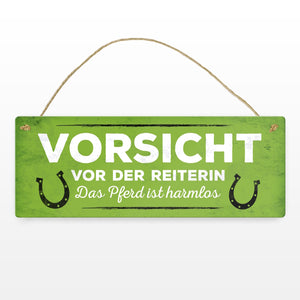Metallschild mit Spruch: Vorsicht vor der Reiterin, das ...