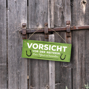 Metallschild mit Spruch: Vorsicht vor der Reiterin, das ...