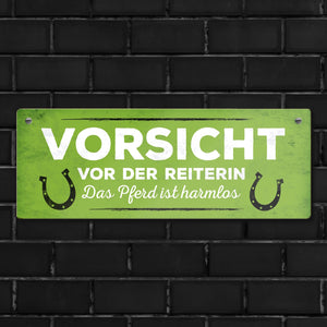 Metallschild mit Spruch: Vorsicht vor der Reiterin, das ...