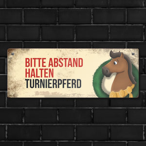 Metallschild mit braunem Turnierpferd Motiv und Spruch: Bitte Abstand halten