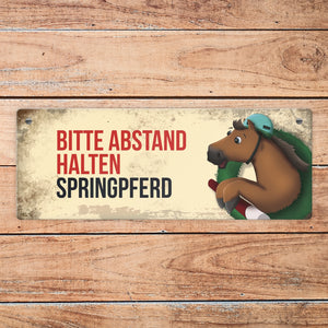 Metallschild mit braunem Springpferd Motiv und Spruch: Bitte Abstand halten