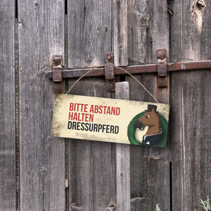 Metallschild mit braunem Dressurpferd Motiv und Spruch: Bitte Abstand halten