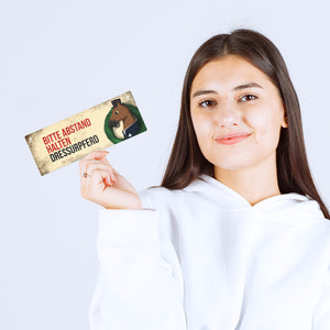 Metallschild mit braunem Dressurpferd Motiv und Spruch: Bitte Abstand halten