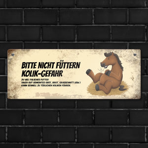Metallschild mit braunem Pferd Motiv und Spruch: Bitte nicht füttern - Kolik-Gefahr