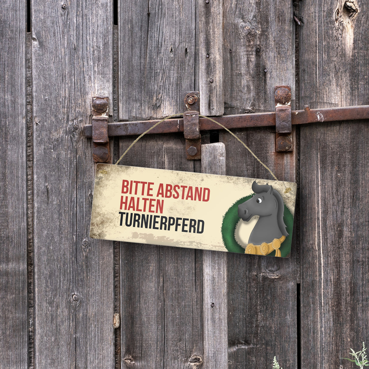 Metallschild mit schwarzem Turnierpferd Motiv und Spruch: Bitte Abstand halten