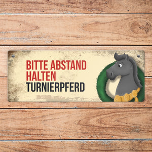 Metallschild mit schwarzem Turnierpferd Motiv und Spruch: Bitte Abstand halten