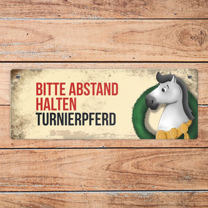 Metallschild mit weißem Turnierpferd Motiv und Spruch: Bitte Abstand halten