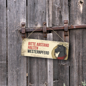 Metallschild mit schwarzem Westernpferd Motiv und Spruch: Bitte Abstand halten