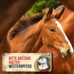 Metallschild mit weißem Westernpferd Motiv und Spruch: Bitte Abstand halten