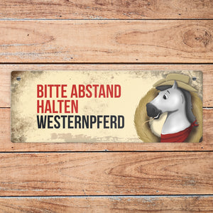Metallschild mit weißem Westernpferd Motiv und Spruch: Bitte Abstand halten