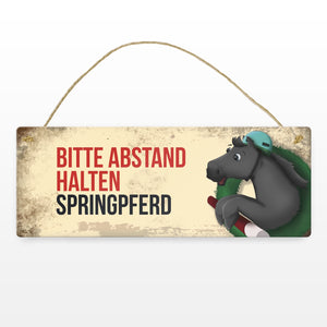 Metallschild mit schwarzem Springpferd Motiv und Spruch: Bitte Abstand halten