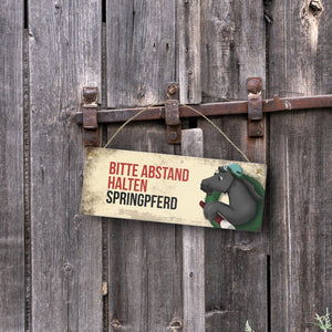 Metallschild mit schwarzem Springpferd Motiv und Spruch: Bitte Abstand halten