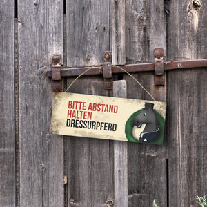 Metallschild mit schwarzem Dressurpferd Motiv und Spruch: Bitte Abstand halten