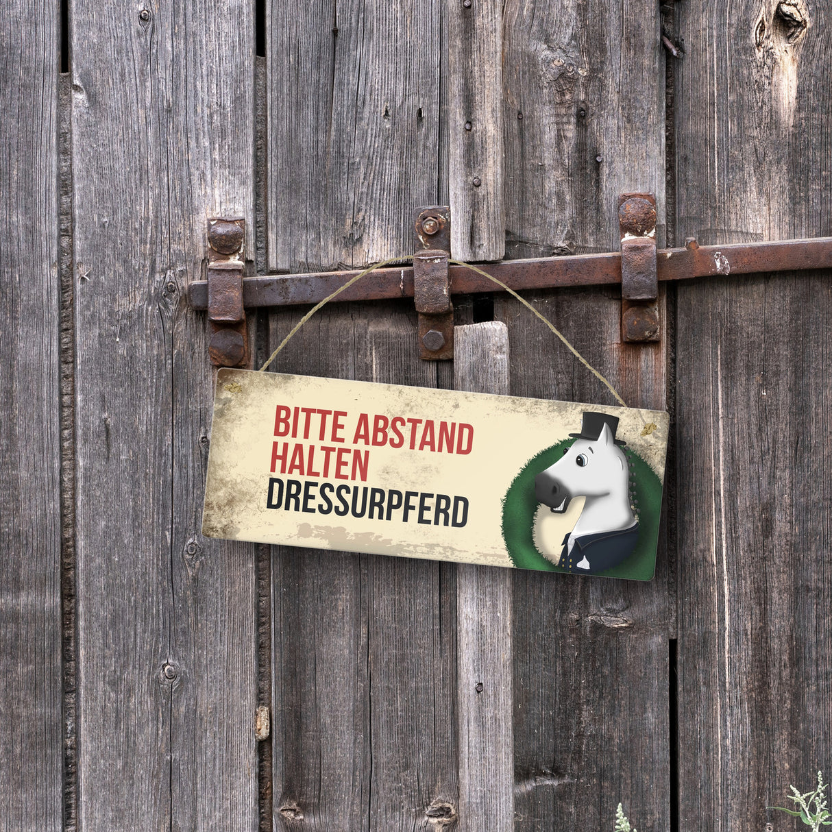 Metallschild mit weißem Dressurpferd Motiv und Spruch: Bitte Abstand halten