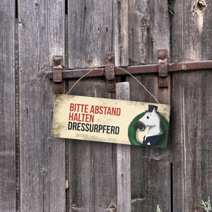 Metallschild mit weißem Dressurpferd Motiv und Spruch: Bitte Abstand halten