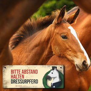 Metallschild mit weißem Dressurpferd Motiv und Spruch: Bitte Abstand halten