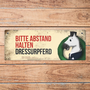 Metallschild mit weißem Dressurpferd Motiv und Spruch: Bitte Abstand halten