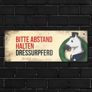 Metallschild mit weißem Dressurpferd Motiv und Spruch: Bitte Abstand halten
