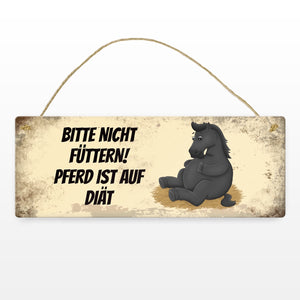 Metallschild mit schwarzem Pferd Motiv und Spruch: Bitte nicht füttern - Diät