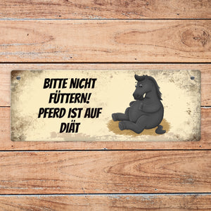 Metallschild mit schwarzem Pferd Motiv und Spruch: Bitte nicht füttern - Diät