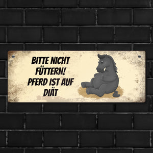 Metallschild mit schwarzem Pferd Motiv und Spruch: Bitte nicht füttern - Diät