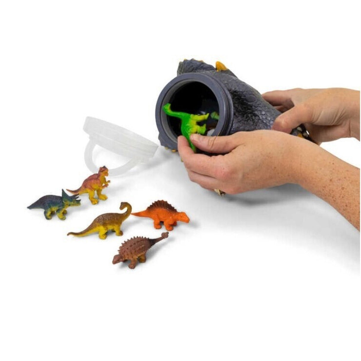 Dinosaurier Spielfiguren in einem Triceratops Kopf im 12er Set